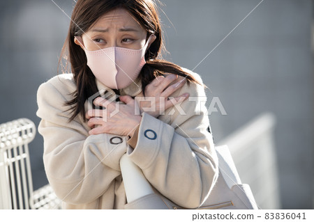 Winter women who feel chills 83836041