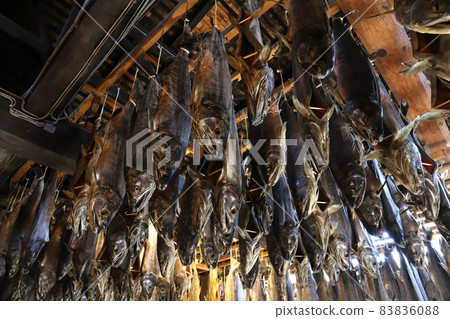 Niigata Murakami Salt-boiled rice cake suspended from the ceiling 83836088