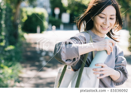 Women using my bottle 83836092