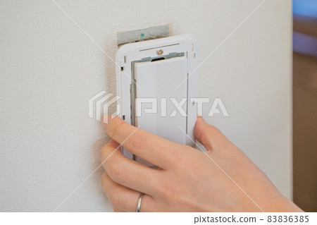 Replacing the outlet cover Replacing the outlet cover 83836385