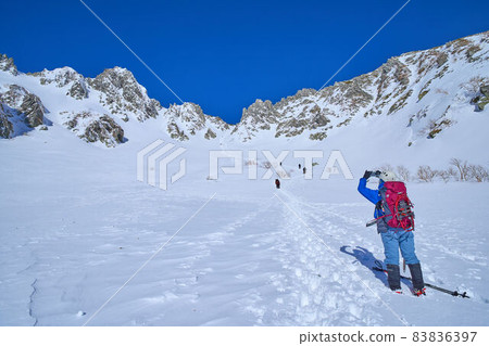 在長野縣駒根市觀賞冬季的千疊敷馬戲團和則越淨土地區 83836397