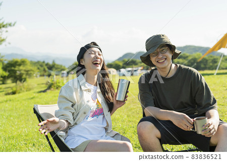 在營地喝酒的男女 83836521