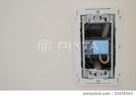 How to replace the outlet cover 83836563