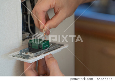 Replacing the outlet cover 83836577