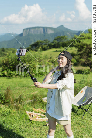 一個女人在露營地自拍 一個女人在露營地自拍 83836782