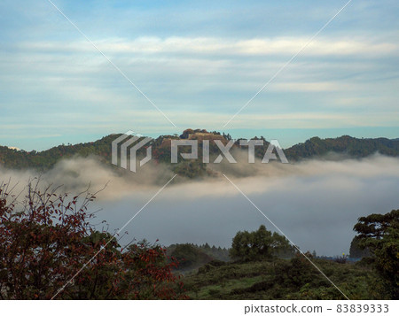 Sea of clouds and Tsuwano castle ruins 83839333