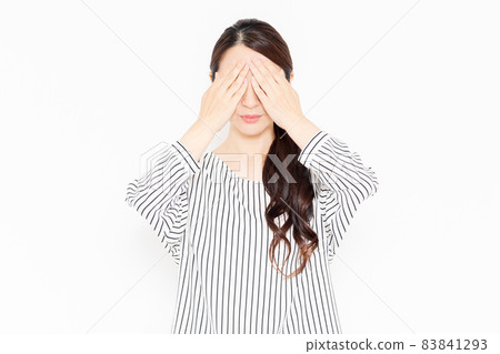 A woman in casual clothes that hides her eyes 83841293