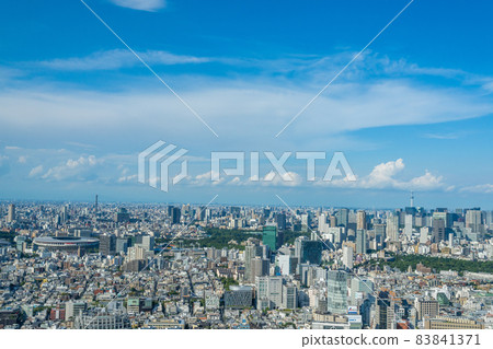 [夏季東京] 俯瞰建築物和夏季雲彩的城市景觀 83841371