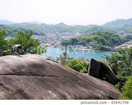 在廣島縣尾道市,一名婦女用八顆火星擊中了Tsuzumiwa 在廣島縣尾道市,一名婦女用八顆火星擊中了Tsuzumiwa 83842706