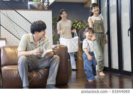 一家人在客廳 83844060