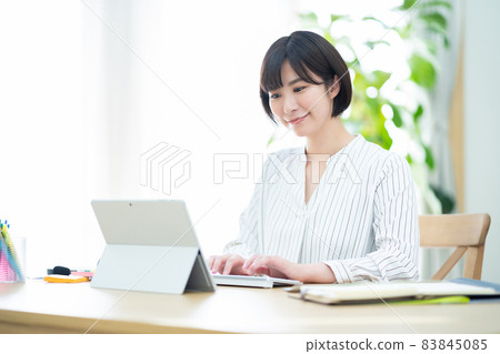 女性遠程辦公遠程辦公個人計算機 女性遠程辦公遠程辦公個人計算機 83845085