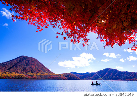 秋色最高峰的榛名山和榛名湖[群馬縣高崎市] 83845149
