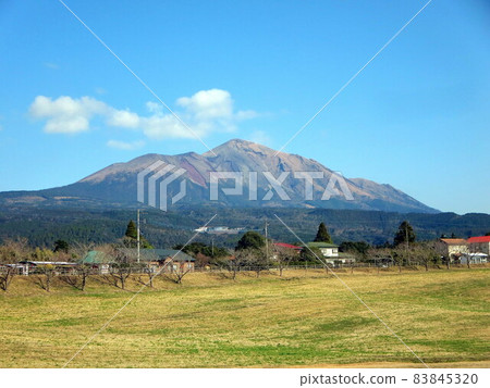 漂浮在藍天上的高千穗山 漂浮在藍天上的高千穗山 83845320