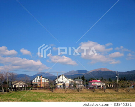 漂浮在藍天上的高千穗山 漂浮在藍天上的高千穗山 83845321