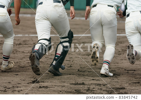 棒球比賽開始時，棒球運動員在本壘前衝刺並排隊 83845742