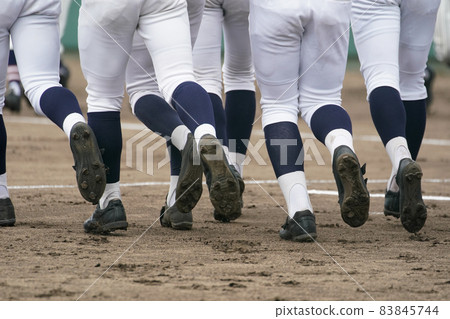 棒球比賽開始時，棒球運動員在本壘前衝刺並排隊 83845744