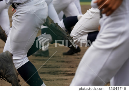 棒球比賽開始時,棒球運動員在本壘前衝刺並排隊 棒球比賽開始時,棒球運動員在本壘前衝刺並排隊 83845746