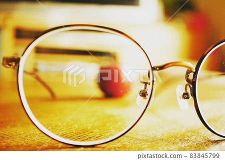 眼鏡後面的凜子 83845799