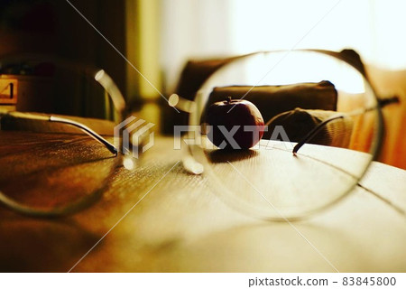 透過眼鏡反射的蘋果(深色) 透過眼鏡反射的蘋果(深色) 83845800