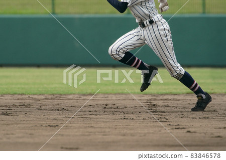 棒球運動員在棒球比賽中試圖偷壘 83846578