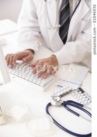 走向計算機的一位男性醫生的手 走向計算機的一位男性醫生的手 83846938