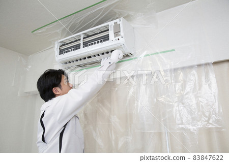 Young Japanese men, professionals, traders cleaning air conditioners 83847622
