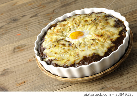 Grilled curry with plenty of melting cheese and eggs Grilled curry with plenty of melting cheese and eggs 83849153