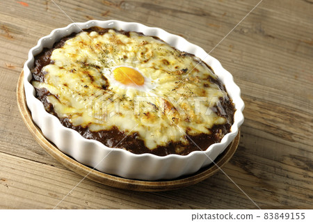 Grilled curry with plenty of melting cheese and eggs 83849155