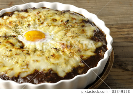 Grilled curry with plenty of melting cheese and eggs Grilled curry with plenty of melting cheese and eggs 83849158