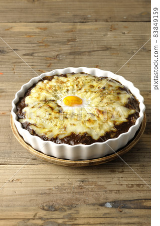 Grilled curry with plenty of melting cheese and eggs 83849159