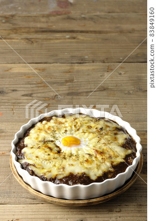 Grilled curry with plenty of melting cheese and eggs Grilled curry with plenty of melting cheese and eggs 83849160
