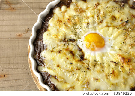 A bird's-eye view of grilled curry with plenty of melting cheese and eggs 83849229