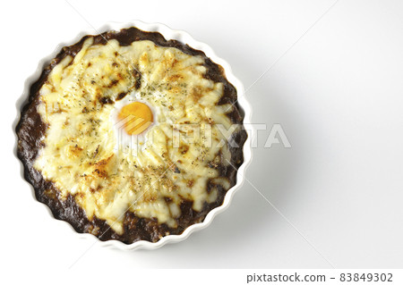 A bird's-eye view of grilled curry with plenty of melting cheese and eggs on a white background A bird's-eye view of grilled curry with plenty of melting cheese and eggs on a white background 83849302
