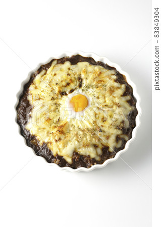 A bird's-eye view of grilled curry with plenty of melting cheese and eggs on a white background A bird's-eye view of grilled curry with plenty of melting cheese and eggs on a white background 83849304