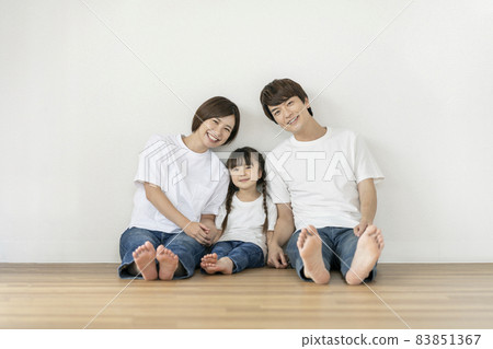 一家三口面帶微笑的肖像 一家三口面帶微笑的肖像 83851367