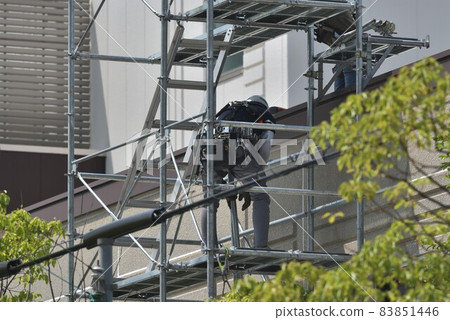 Temporary scaffolding assembly work scene of a jump craftsman Temporary scaffolding assembly work scene of a jump craftsman 83851446