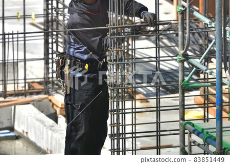 新建公寓鋼筋裝配工作現場 83851449