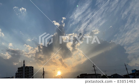 The sun that appears divinely through the thick clouds and the light that leaks out The sun that appears divinely through the thick clouds and the light that leaks out 83851463