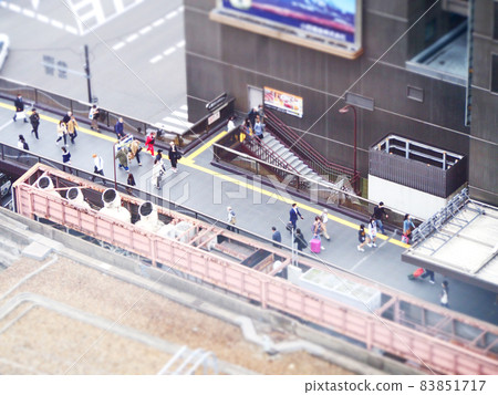 商業設施和人群傾斜移位 83851717