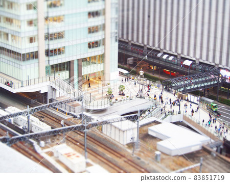 商業設施和人群傾斜移位 83851719