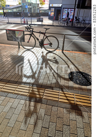 放置在有樂町守衛下的自行車長影 放置在有樂町守衛下的自行車長影 83852263