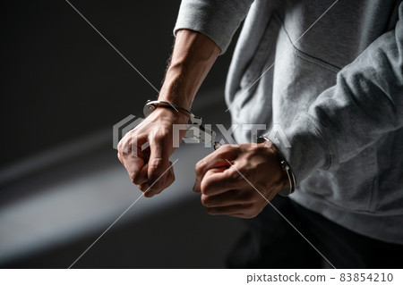 手銬/逮捕/男人 手銬/逮捕/男人 83854210