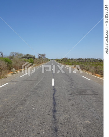 【馬達加斯加】郊區的一條直路 83855334