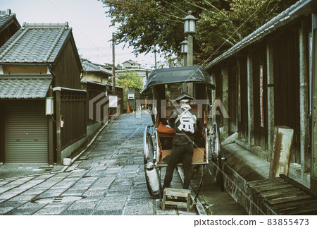 京都法觀寺前的鵝卵石街道和車主的背影 83855473