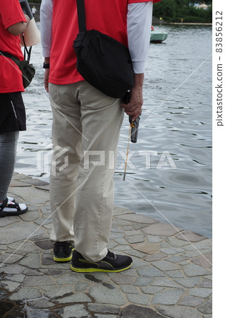 鐵人三項比賽游泳的開始 83856212