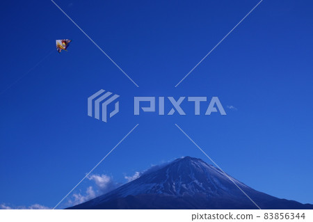 藍天下的富士山和風箏 藍天下的富士山和風箏 83856344