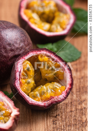 百香果 鄉村 木製 背景 Passion fruit パッションフルーツ 百香果 鄉村 木製 背景 Passion fruit パッションフルーツ 83856735