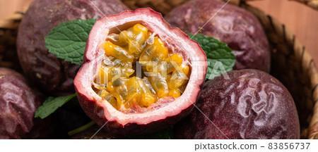 百香果 鄉村 木製 背景 Passion fruit パッションフルーツ 百香果 鄉村 木製 背景 Passion fruit パッションフルーツ 83856737