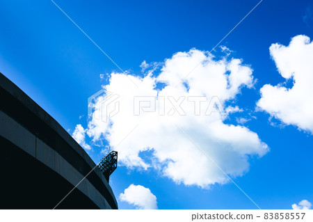 棒球場、藍天和照明 83858557