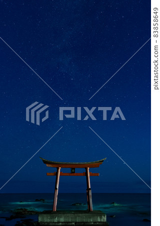 北海正三別村上空的鳥居和星空 北海正三別村上空的鳥居和星空 83858649